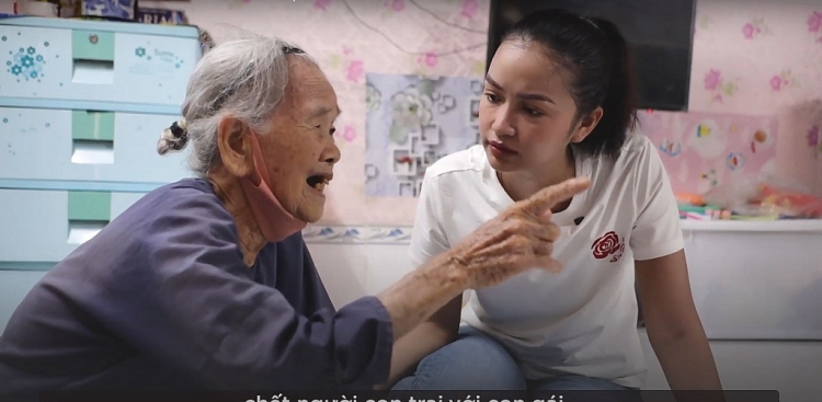 'Dream of Vietnam': Ngọc Châu đồng hành cụ bà bán vé số, 90 tuổi vẫn tần tảo đi làm phụ tiền trọ cho con
