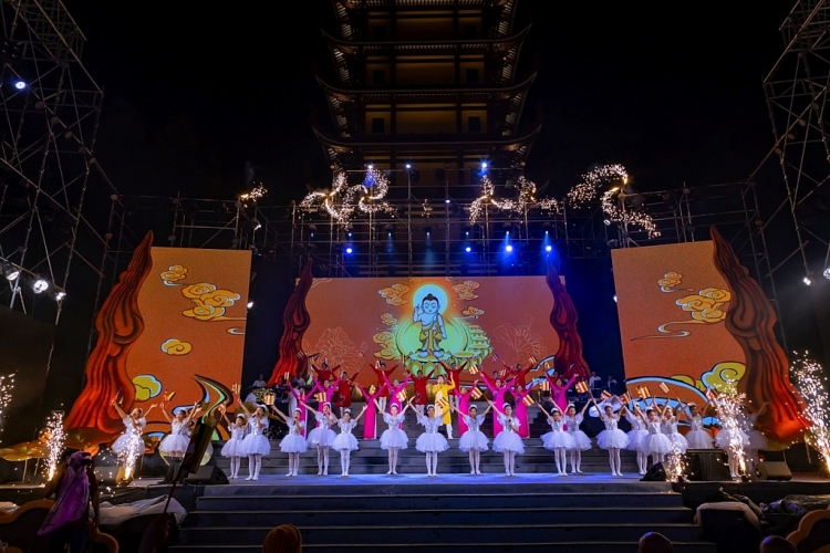 Đặc sắc đêm trình diễn nghệ thuật 'Lửa thiêng rực sáng sử vàng' mừng Phật Đản 2023