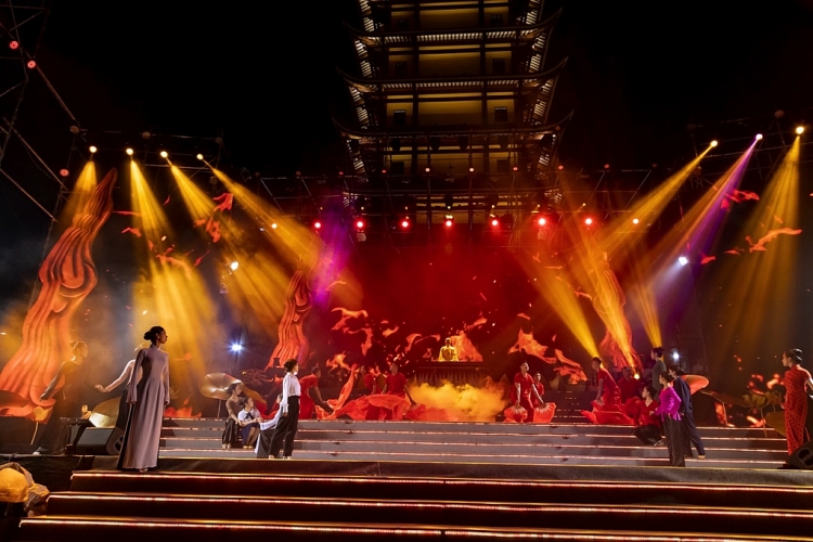 Đặc sắc đêm trình diễn nghệ thuật 'Lửa thiêng rực sáng sử vàng' mừng Phật Đản 2023