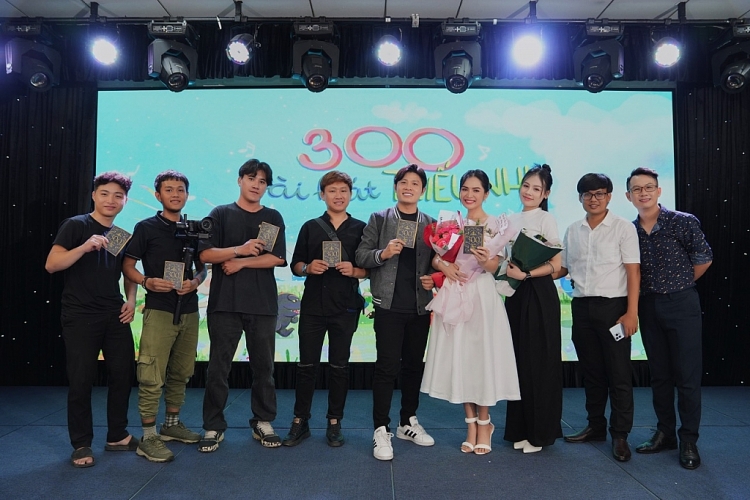 Nhạc sĩ Nguyễn Văn Chung ra mắt kênh Youtube 300 bài hát thiếu nhi và dự án 'Cùng con tập hát'