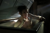 Ngôi sao của 'Daredevil' tái xuất trong đêm hội rùng rợn lẫn tiếng cười của ma cà rồng