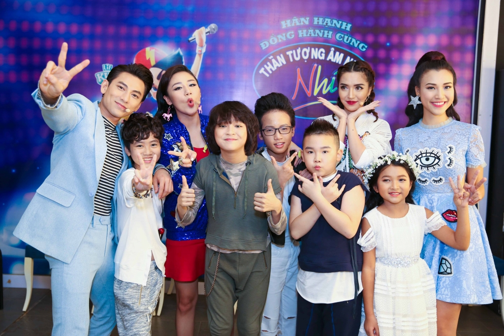 van mai huong bat khoc trong hau truong khi chia tay thi sinh vietnam idol kids