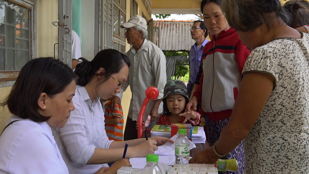 hanh trinh tu thien nu cuoi tre tho cho cac em hoc sinh ngheo xa truong binh vung ven tphcm