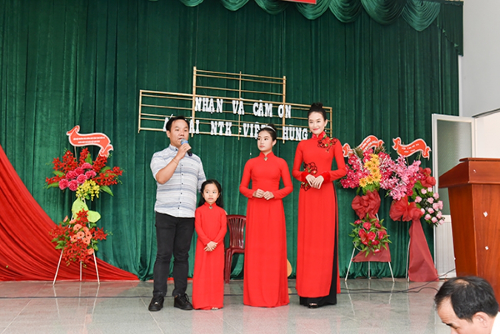 a hau thach thao dong hanh cung quan quan do hoang anh thu tang ao dai trang cho nu sinh ngheo