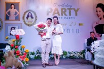 Á hậu Thu Hương 'choáng váng' vì tài ca hát và rừng hoa đầy lãng mạn của ông xã