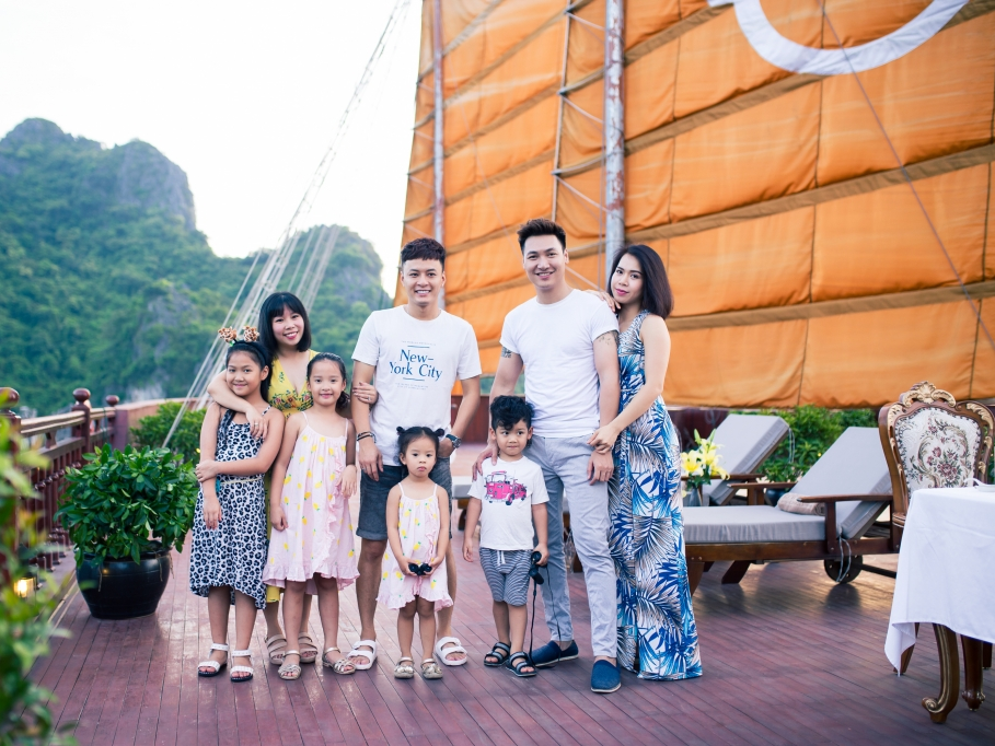 Diễn viên Mạnh Trường cùng gia đình trên du thuyền cao cấp nhất Vịnh Hạ Long