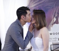 Quang Đăng 'khóa môi' Thái Trinh tại buổi ra mắt phim 'Giành anh từ biển'