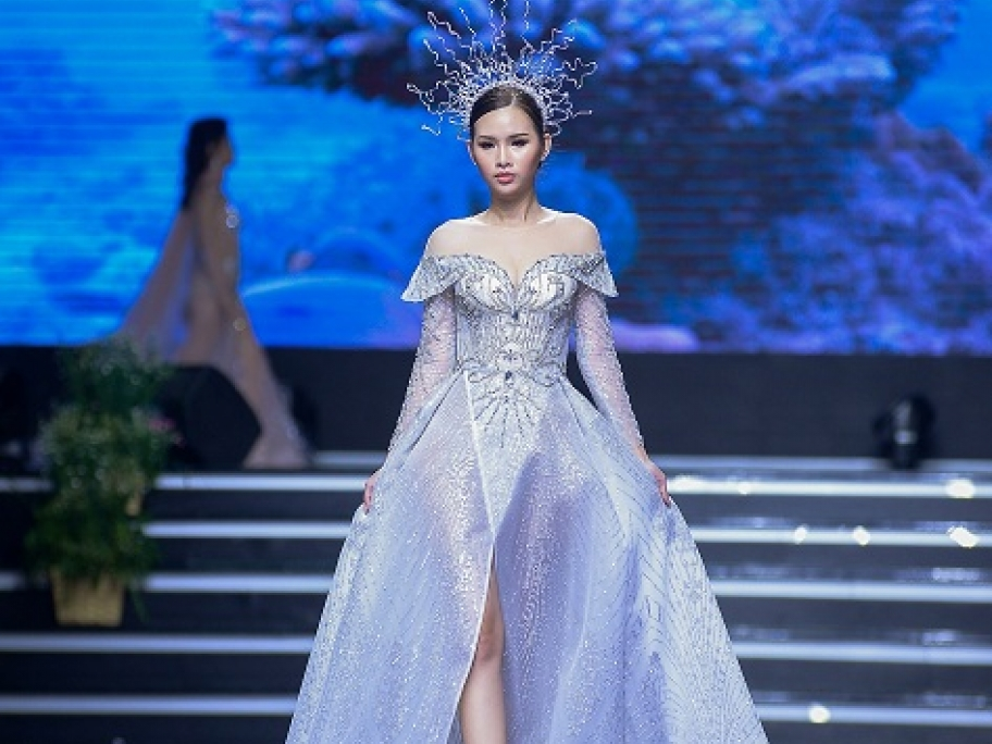 Á hậu Thanh Trang hóa nữ thần, khoe thần thái siêu sang tại 'Viet fashion week'