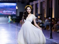 Hoa hậu Nguyễn Diệu Linh khuynh đảo sàn catwalk với váy trắng ấn tượng