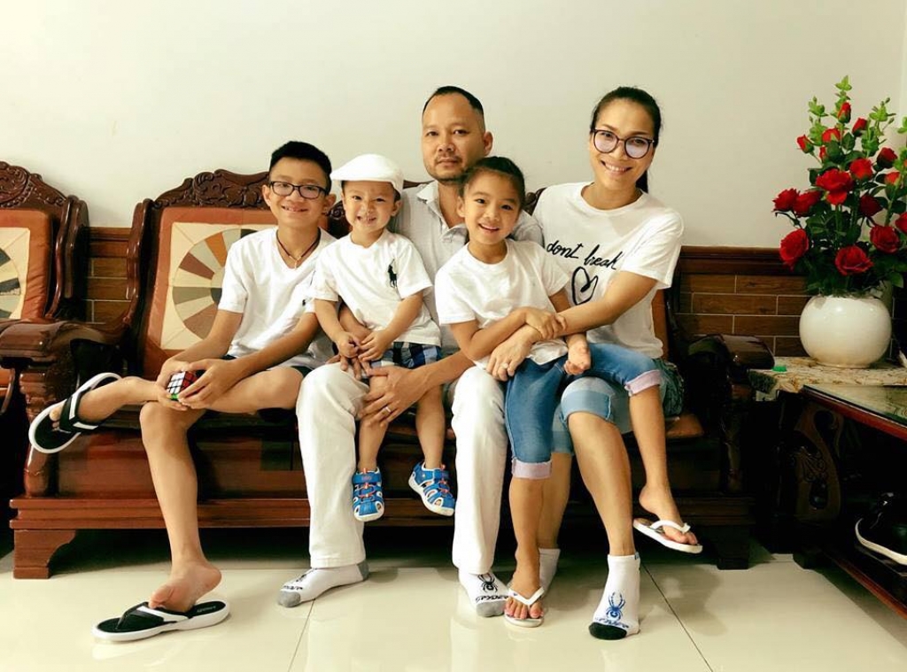 chong con xuat hien cung hong ngoc tren san khau