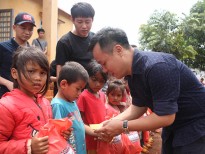 NTK Việt Hùng và người đẹp H’ Ăng Niê mang áo ấm tặng trẻ em nghèo Tây Nguyên