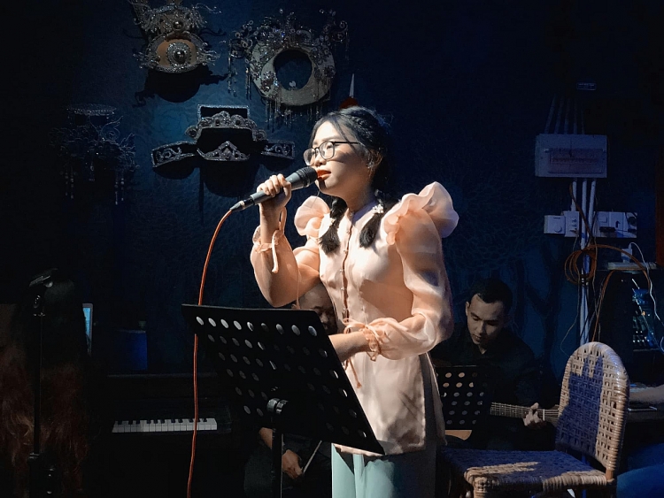 ca si quang le co them con trai