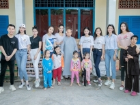 Quỳnh Anh cùng top 5 Hoa hậu thăm các em nhỏ ở chùa Diệu Pháp