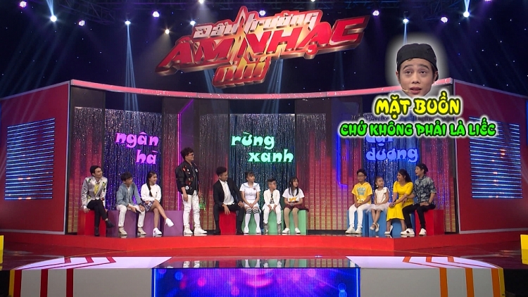 dau truong am nhac nhi co be chua biet chu hat karaoke sieu dinh dem chien thang ve doi tuan dung