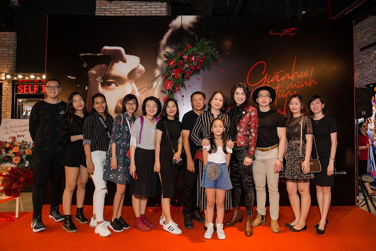 Phương Uyên đệm đàn cho học trò Quang Trung tại buổi ra mắt MV 'Giá như mình đừng yêu nhau' phuong uyen dem dan cho hoc tro quang trung tai buoi ra mat mv gia nhu minh dung yeu nhau
