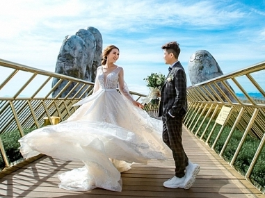 Cặp đôi Tú Tri – Yun Bin tung ảnh cưới lãng mạn tại Cầu vàng Đà Nẵng