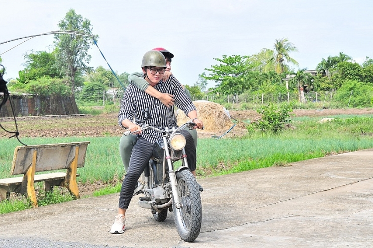 quach ngoc tuyen ban rau giua cho giup cu ba 75 tuoi