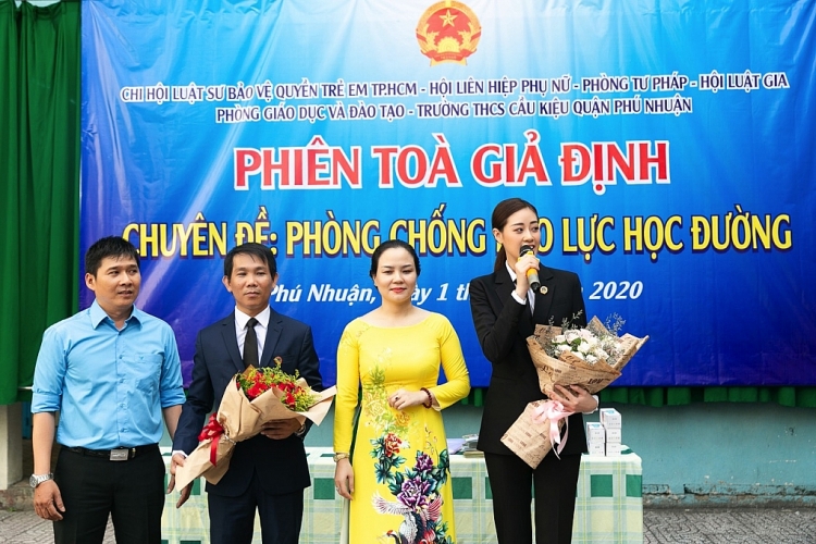 hoa hau khanh van dien vest thanh lich hoa than thanh hoi tham nhan dan trong phien toa gia dinh