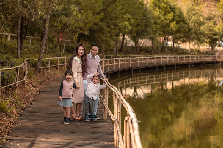 ly hai minh ha chup anh ky niem 10 nam cuoi nhau