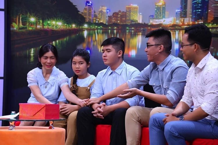 dieu con muon noi ba dot ngot qua doi co be 8 tuoi tro thanh diem tua giup me vuot qua noi dau