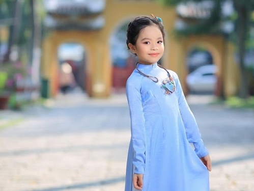 Mẫu nhí Thiên Nga đánh dấu tuổi lên 7 với áo dài Việt Hùng