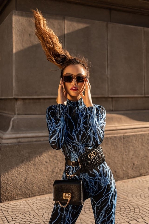 hoang thuy linh bien hoa voi loat vay ao tui xach hang hieu dat do