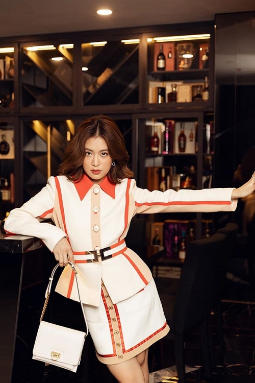 hoang thuy linh bien hoa voi loat vay ao tui xach hang hieu dat do