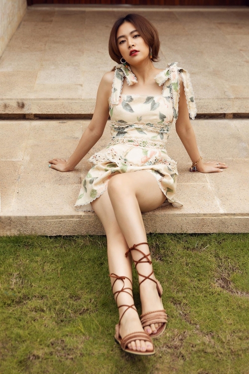 hoang thuy linh bien hoa voi loat vay ao tui xach hang hieu dat do