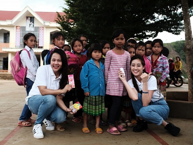 Hoa hậu Khánh Vân cùng ngôi nhà OBV trao hơn 500 phần quà cho học sinh tại Đắk Nông