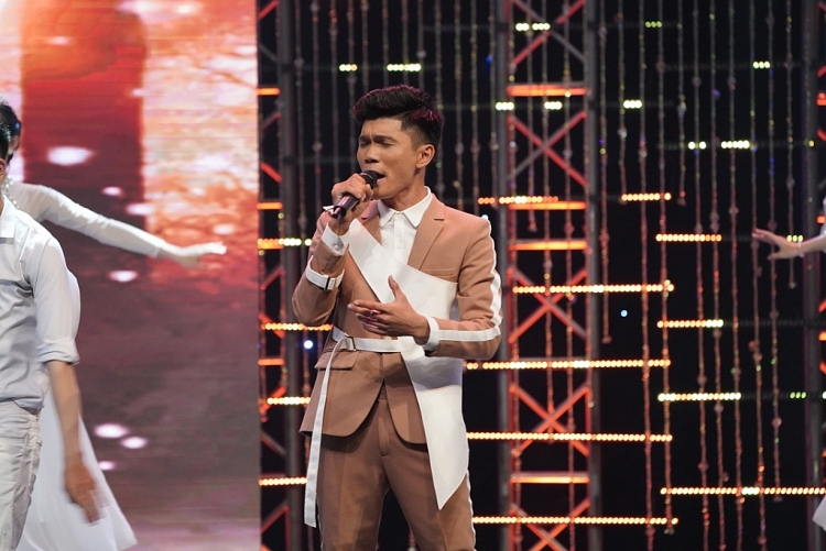 tieng hat vang sol thi sinh bi giam khao dam vinh hung soi trang phuc