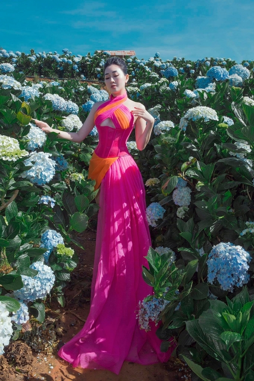 Hoa hậu Huỳnh Thúy Anh tựa nàng thơ quyến rũ giữa vườn địa đàng hoa cẩm tú cầu