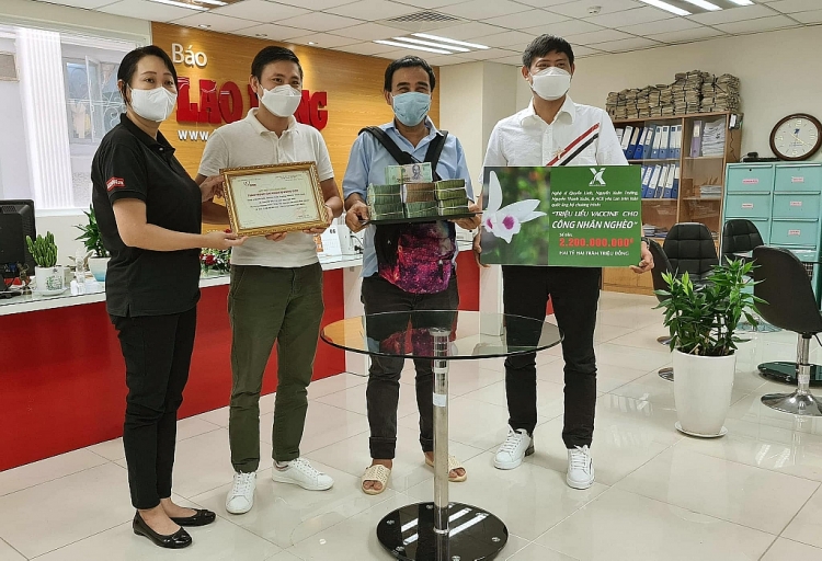 MC Quyền Linh cùng CLB Hoa Lan ủng hộ 2,2 tỷ đồng cho quỹ 'Triệu liều vaccine cho công nhân nghèo'