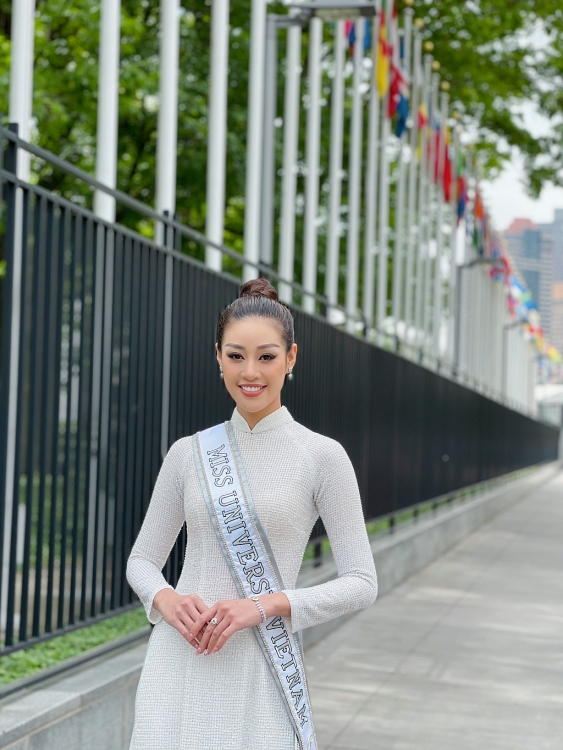 Hoa hậu Khánh Vân diện áo dài trắng, thăm phái đoàn Việt Nam tại Liên hợp quốc và Lãnh sự quán Việt Nam tại New York