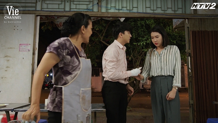'Cây táo nở hoa' tập 27: Không chấp nhận cuộc hôn nhân, mẹ Phong giận dữ tạt nước thẳng người Châu