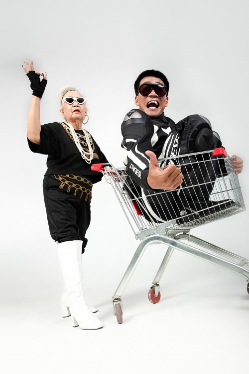 Rapper Wowy bị lu mờ khi chụp ảnh cùng bà ngoại U80 siêu ngầu