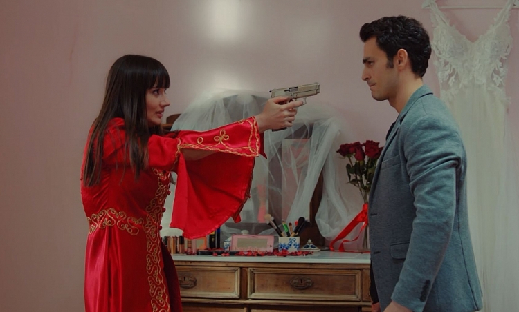 'Trái cấm': Bị Zeynep hủy hôn chạy theo bồ cũ, Dundar ôm hận 'dí súng' ép cưới