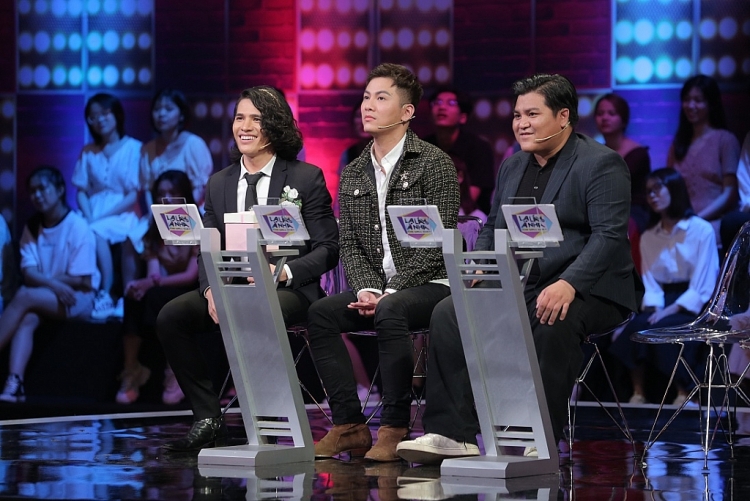 'Lạ lắm à nha': Quốc Thiên than trời khi người hát chung với mình phải dùng thông dịch viên