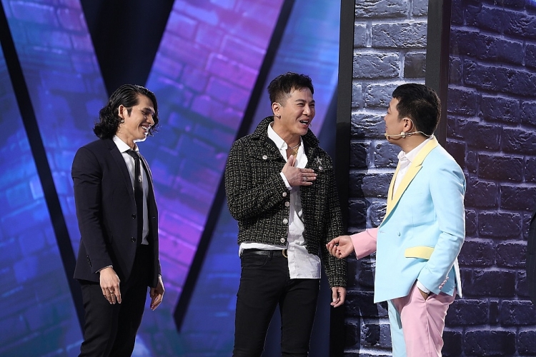 'Lạ lắm à nha': Quốc Thiên than trời khi người hát chung với mình phải dùng thông dịch viên