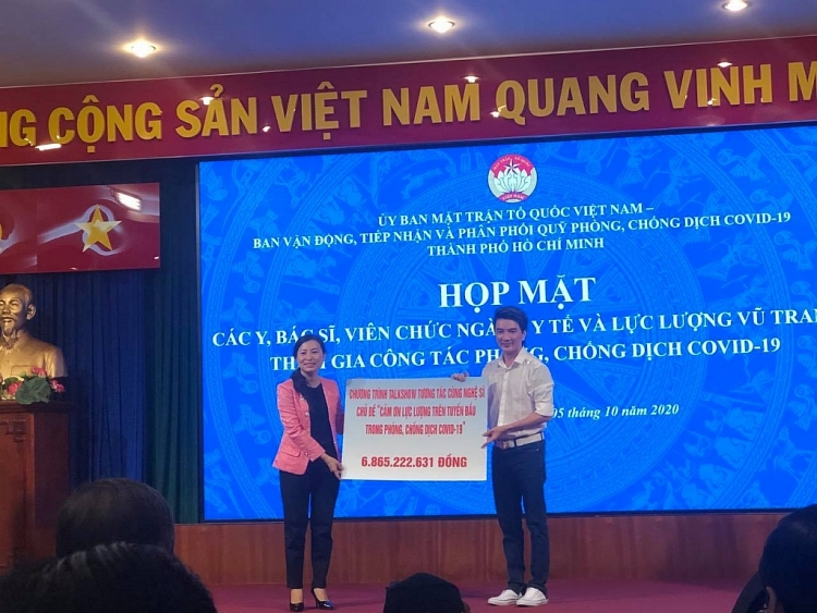 Đàm Vĩnh Hưng lần đầu lên tiếng về lùm xùm từ thiện của NSƯT Hoài Linh