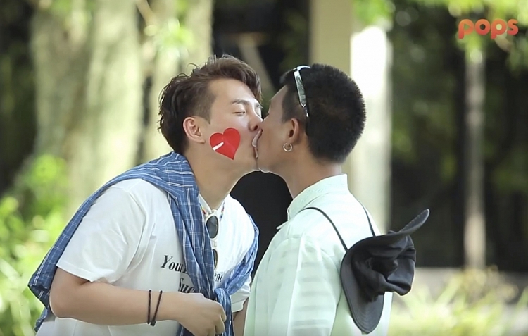 Khi tham gia thử thách, Nick và Nut-phob khiến mọi người nghi ngờ vì liên tục dính lấy nhau, còn có nụ hôn gián tiếp đây này!