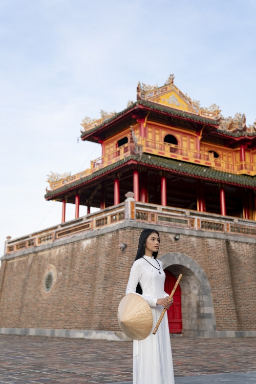 Á hậu Trương Thị May hóa 'nàng thơ', thướt tha với áo dài tự may tại kinh thành xứ Huế