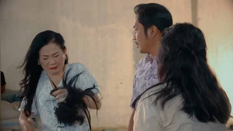 Lê Phương bị Hoàng Trinh đánh ghen gắt nhất phim, bị kéo đâm và tự cầm máu để hoàn thành cảnh quay