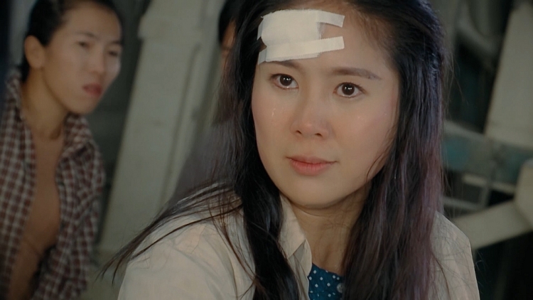 Lê Phương bị Hoàng Trinh đánh ghen gắt nhất phim, bị kéo đâm và tự cầm máu để hoàn thành cảnh quay