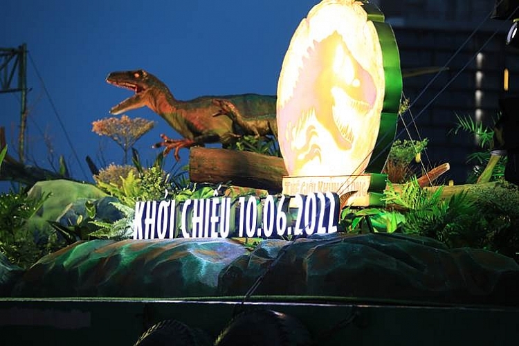 Bất ngờ lần đầu tiên khủng long xuất hiện trên sông Sài Gòn