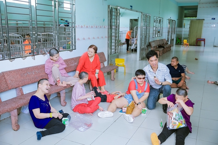 Ngọc Sơn mang niềm vui đến cho trẻ em mồ cô khuyết tật cùng 200 cụ già neo đơn