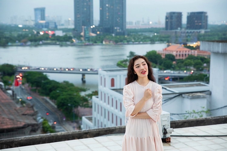 Hoàng Duyên tung MV 'Heaven' hợp tác cùng Calum Scott: Hòa giọng tiếng Anh lẫn tiếng Việt cực mượt