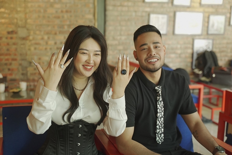 'Hiện tượng âm nhạc' Chu Thúy Quỳnh tiếp tục gây bất ngờ với MV về người thứ 3