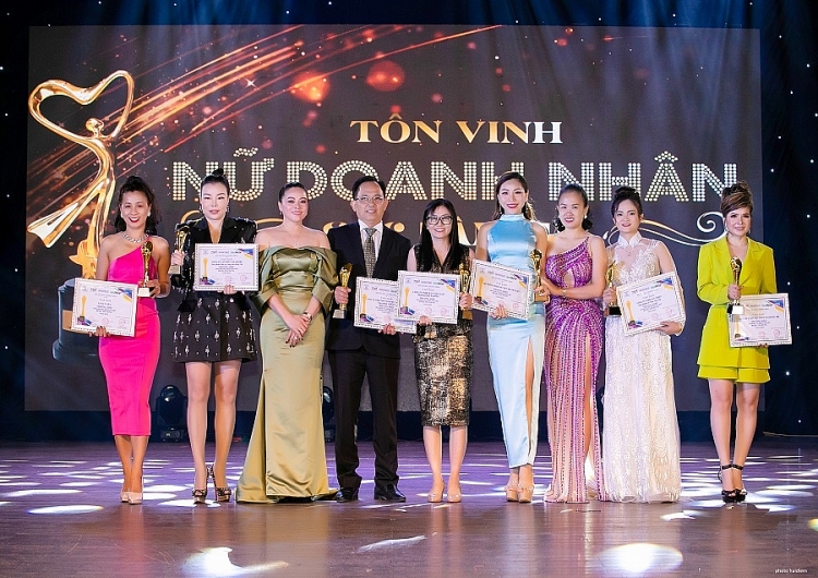 Ca sĩ Nguyên Vũ trao giải Lễ tôn vinh 'Nữ doanh nhân sắc tâm tài' mùa 4