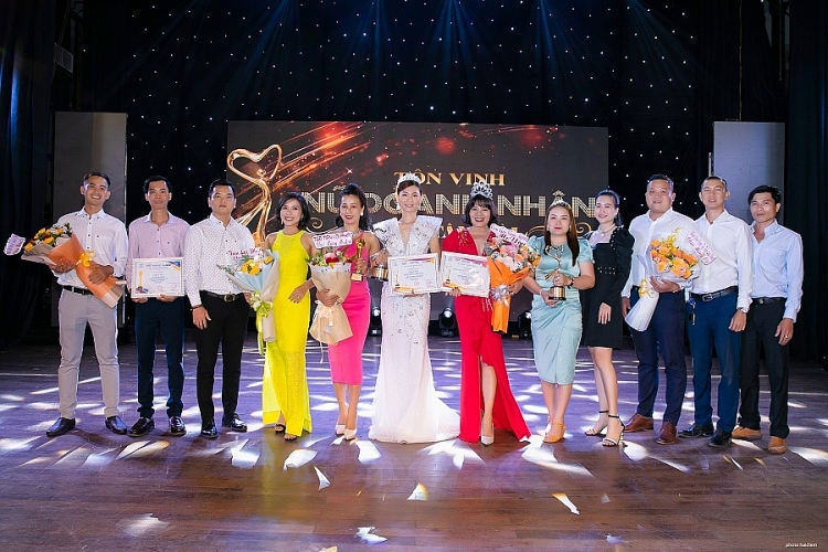 Ca sĩ Nguyên Vũ trao giải Lễ tôn vinh 'Nữ doanh nhân sắc tâm tài' mùa 4