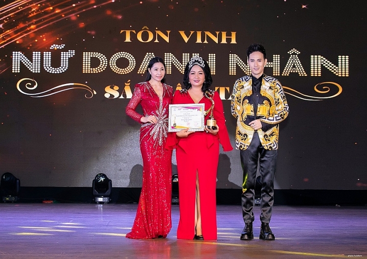 Ca sĩ Nguyên Vũ trao giải Lễ tôn vinh 'Nữ doanh nhân sắc tâm tài' mùa 4